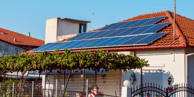 Residência com kit de energia solar instalado